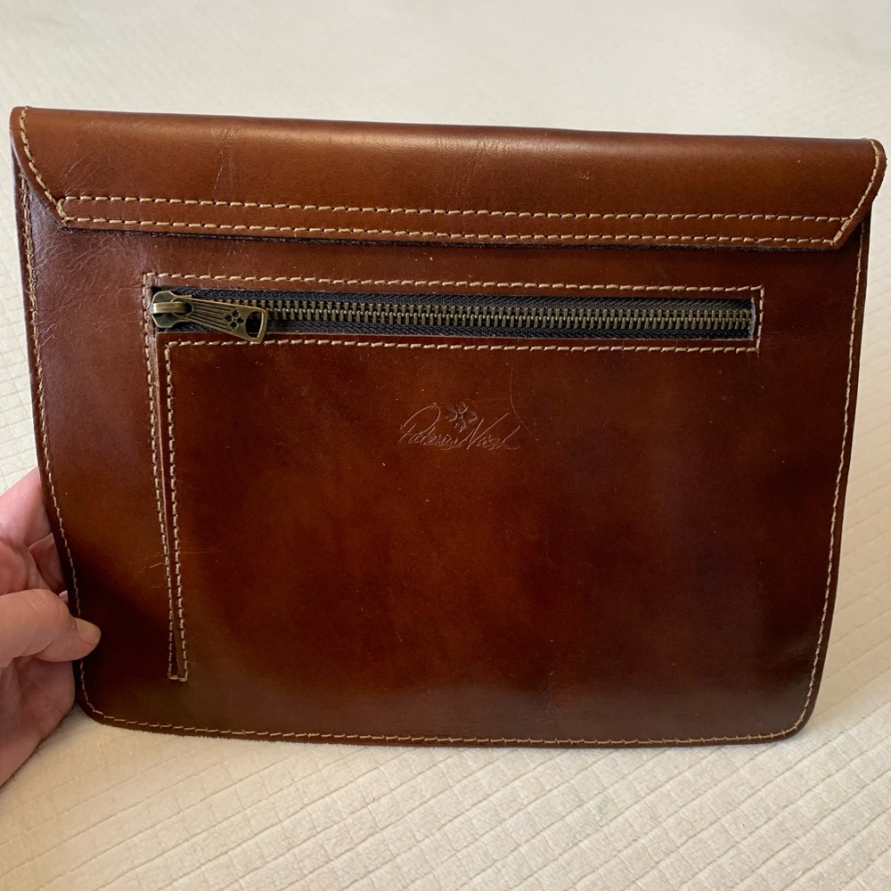 NWT Patricia Nash ‘Venezia Signature World Map’ leather clutch - Picture 5 of 16